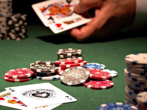 Kỹ năng đoán bài của đối thủ trên bàn poker